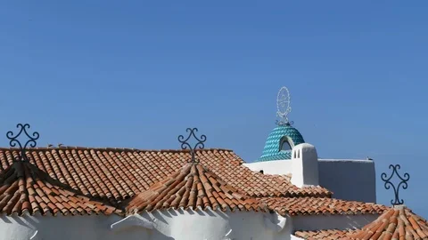 Some characteristic architectural elements of a Mediterranean church. 库存影片 108758858