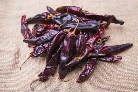 Some Dry Pepper or red chili on the brown jute fiber fabric Foto stock