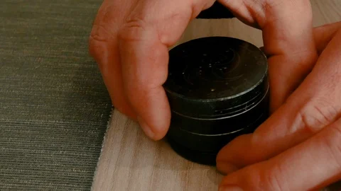 Some dust of hashish in herb grinder Video stock 85866526