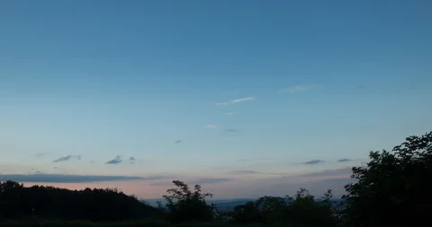 Some pink clouds moving along the sky 库存影片 92795699