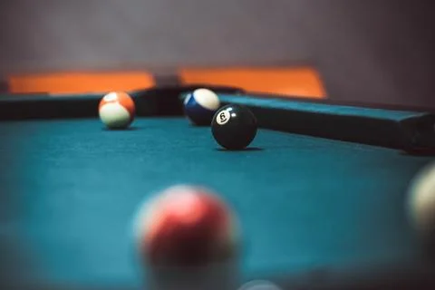 Some shots while playing biliard with friends 库存照片