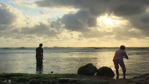 Some visitors play on the white sandy beach of Pok Tunggal Video stock 275635080