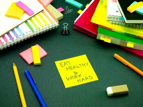 Somebody Left the Message on Your Working Desk; Eat Healthy And Work Hard Foto stock