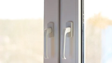 Somebody opens a window and airing the room 動画素材 70743784