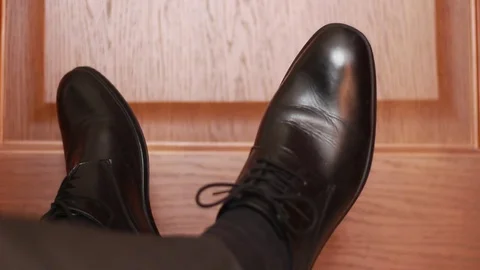 Somebody's feet twitching in convulsions Video stock 73505952