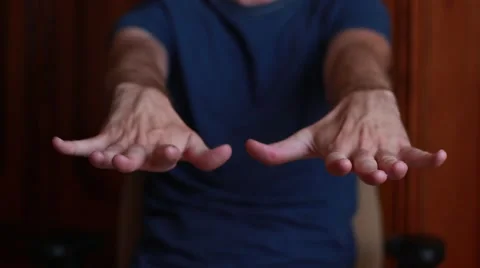 Somebody's tremored hands 動画素材 65370857