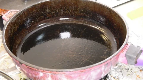 Someone cooking pancakes at a kitchen  Vidéo 102202565