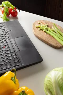 Someone cooking soup according the tutorial of a online virtual master class Foto stock