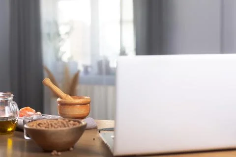 Someone cooking using the computer to watch virtual culinary class Stockfoto's