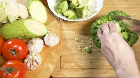 Someone cuts broccoli into inflorescences. 4k, slow motion Stock-Footage 84153233