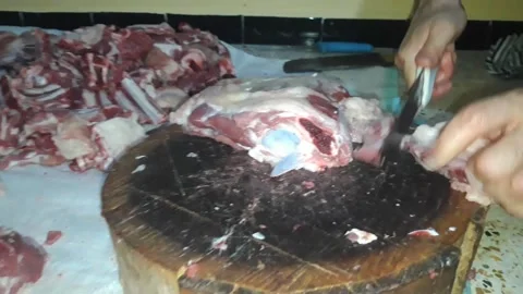 Someone cuts meat 库存影片 136700137