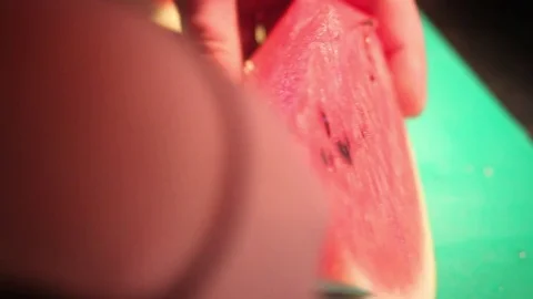 Someone cuts watermelon 스톡 동영상 74420814