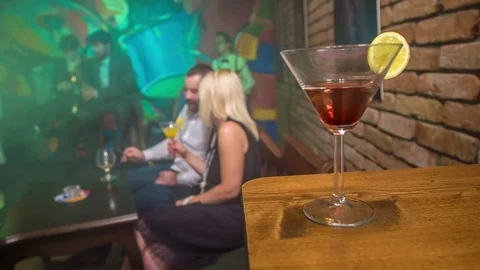 Someone left his cocktail on the table Vídeos de archivo 112187749