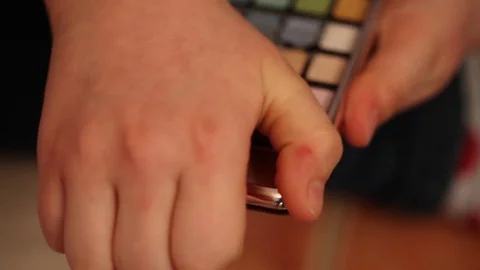 Someone opens the makeup kit 動画素材 71837834