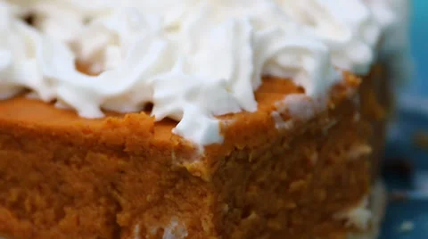 Someone takes a bite of pumpkin pie with a fork. Vídeos de archivo 36150370