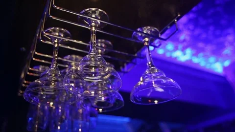 Sommelier a row of crystal glasses lined up in perspective Vidéo 71217274
