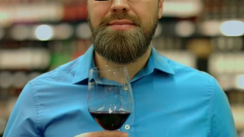 Sommelier sniffs the aroma of wine Video stock 93734254