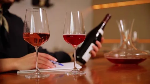 Sommelier tasting red wine inspecting its color Vídeo Stock 332231250