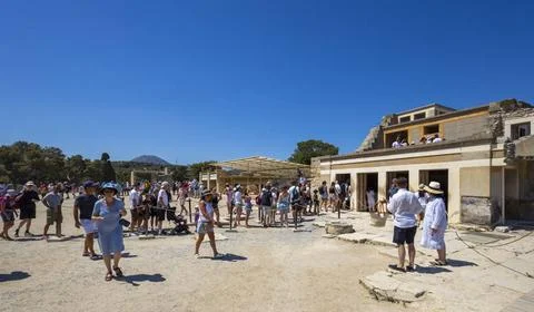  Sommer auf Kreta Touristen besichtigen den Palast von Knossos auf der Ins... Stock Photos