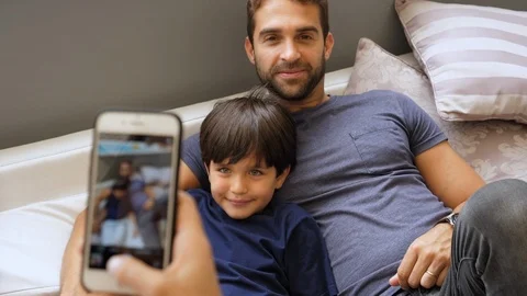 Son and dad posing 스톡 동영상 89346948