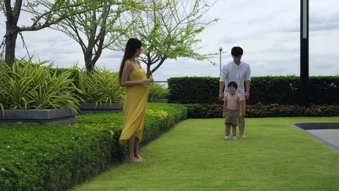 Son race run dad mom clapping hand Stock Footage 117071788