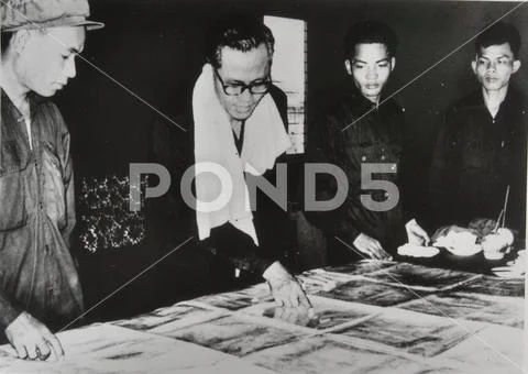 Son Sen discusses combat operations with military personnels - 1979 Stock Photos
