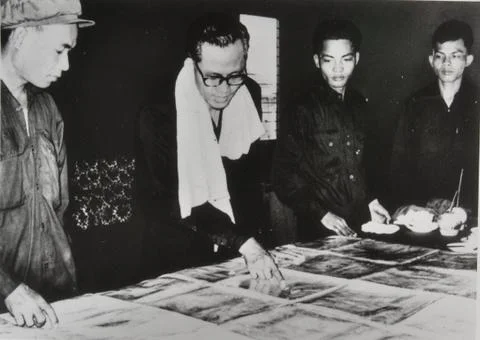 Son Sen discusses combat operations with military personnels - 1979 Stock Photos