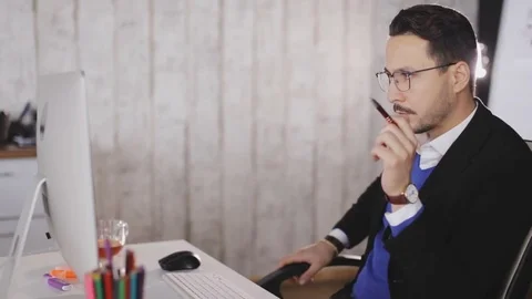 Сoncentrated man work with computer in the office 스톡 동영상 80936315