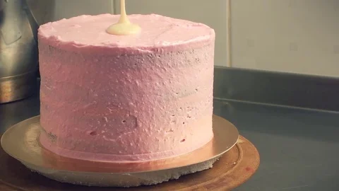 Сonfectioner decorating delicious cake. Video stock 79557859