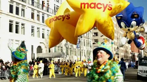 Sonic float at beginning of Macy's parade Vídeos de archivo 10561920
