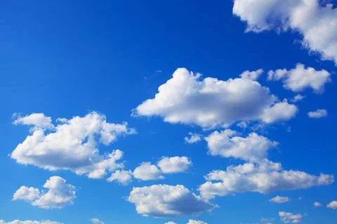 Sonniger blauer Himmel mit ein paar Wolken Horizontale Aufnahme eines kräf.. Stock Photos