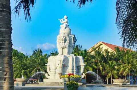 SONY DSC the fountain, the boy sitting on the ball and playing the flute, wat Stock Photos