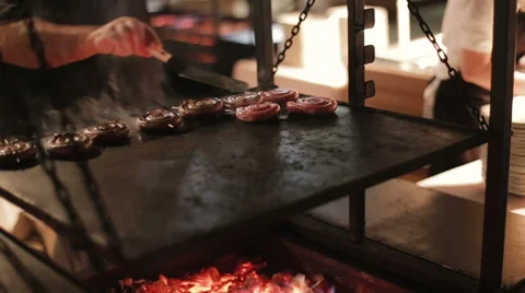 Сook prepares sausages on the grill Vidéo 61076144