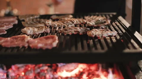 Сook prepares steaks on the grill Vidéo 61076106