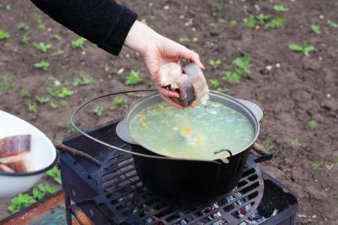 Сooking fish soup on the fire Foto stock