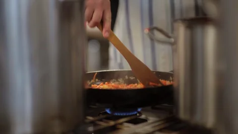 Сooking in a frying pan 動画素材 86099512