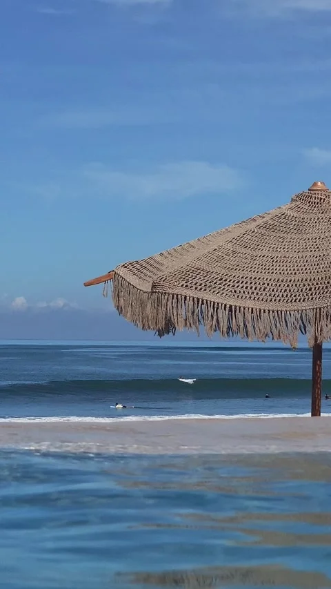 Soothing infinity pool scene with panoramic shoreline and waves Stock-Footage 335591610