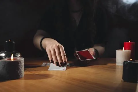 Soothsayer predicting future with cards at table indoors, closeup Foto stock