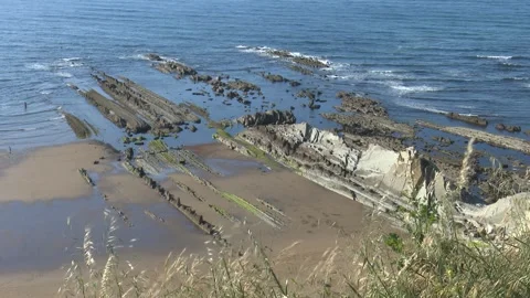 Sopelana beach flysch formations on the cantabrian coastline 스톡 동영상 334189121