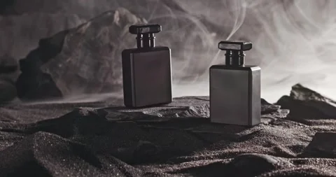 Sophisticated blue perfume surrounded by harsh volcanic desert. Vidéo 333046438