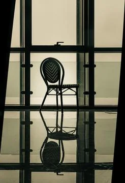 A Sophisticated Interplay of Shadow, Form, and Interior Equilibrium. Foto stock