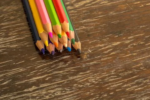 Sort crayons flooring surfaces, bright colors, red, yellow, black, orange and Stock-Fotos