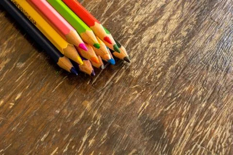 Sort crayons flooring surfaces, bright colors, red, yellow, black, orange and Foto stock