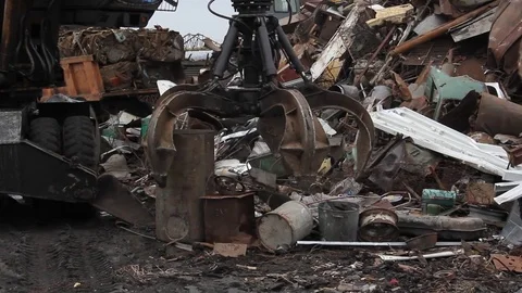 Sorting and loading of scrap metal. Stockbeeldmateriaal 81468927