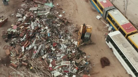 Sorting and Loading of Scrap Metal at Junkyard Recycling Centre 動画素材 165989713