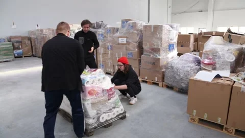 Sorting and packing the goods to send them to Ukraine in Cracow, Poland Stockbeeldmateriaal 172100631