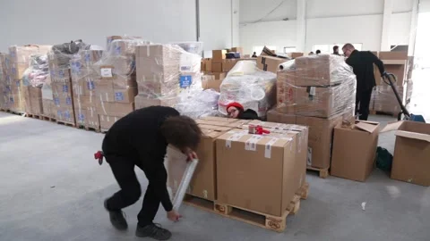 Sorting and packing the goods to send them to Ukraine in Cracow, Poland Stockbeeldmateriaal 172100639