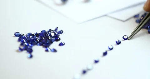 Sorting of Blue Sapphires for Jewelry Vidéo 105461653
