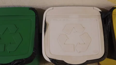 Sorting garbage, efficient recycling, further disposal Vidéo 346832058