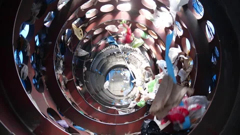 Sorting of garbage by means of rotation in the special device for separation. Vídeo Stock 145724386